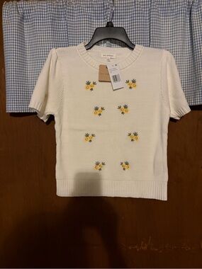 Blu Pepper Juniors White Short Sleeve Sweater with Yellow Floral Embroidery
